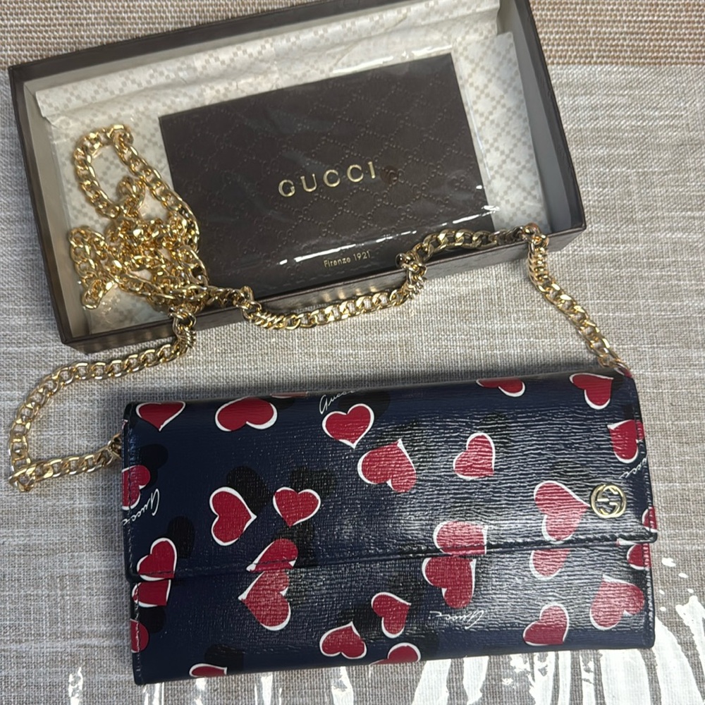 EUC - Gucci Hearts Wallet